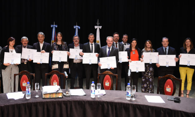 PROCLAMACIÓN Y ENTREGA DE DIPLOMAS