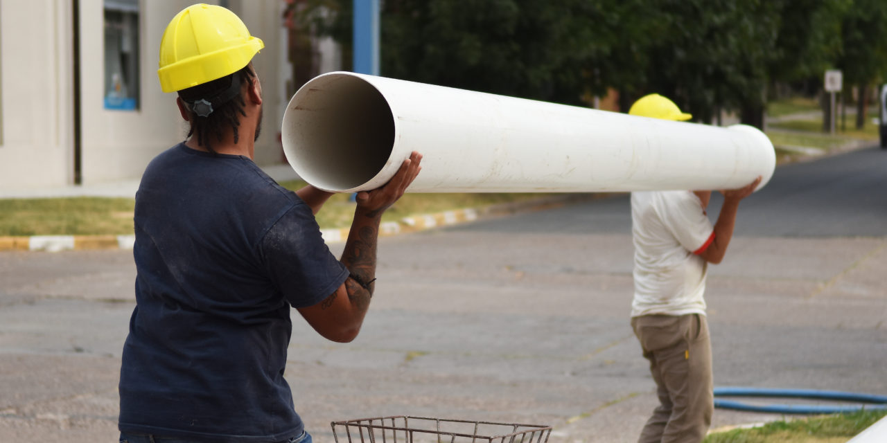 TRÁNSITO CORTADO EN UNA CUADRA DE RIVADAVIA, POR CAMBIO DE CAÑERÍA DE CLOACAS