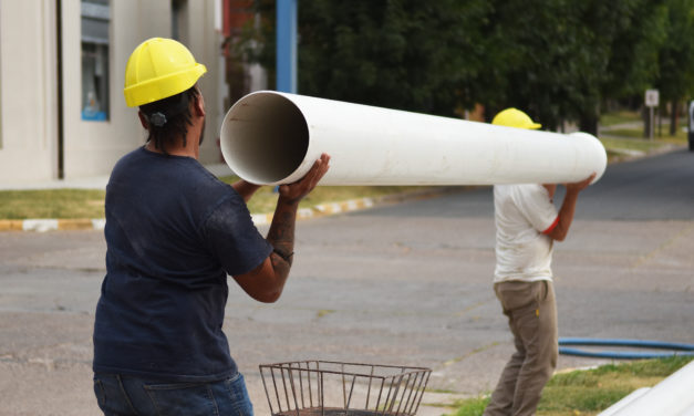 TRÁNSITO CORTADO EN UNA CUADRA DE RIVADAVIA, POR CAMBIO DE CAÑERÍA DE CLOACAS