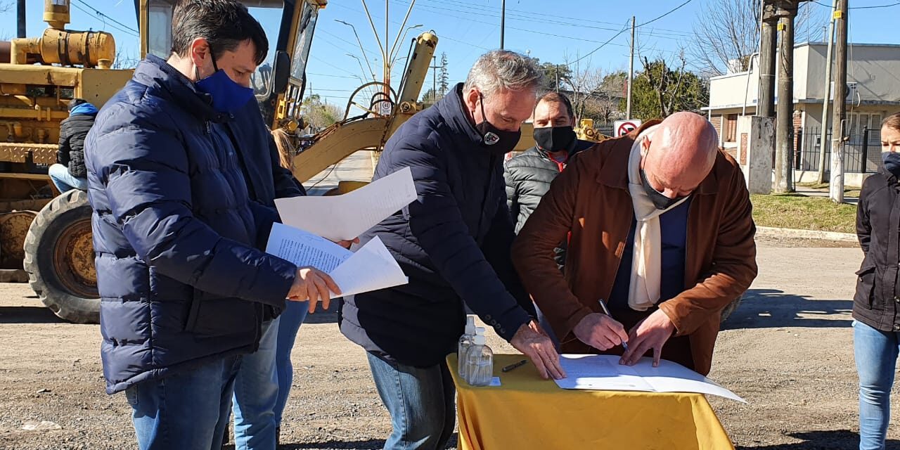 CON UN COMODATO POR MOTONIVELADORA, LA MUNICIPALIDAD DE CRESPO COLABORA CON SAUCE DE LUNA