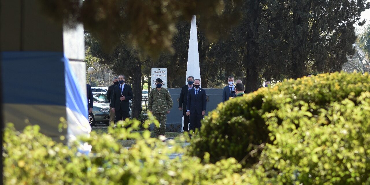 HOMENAJE A LOS QUE ESTÁN AL SERVICIO DE NUESTRA PATRIA