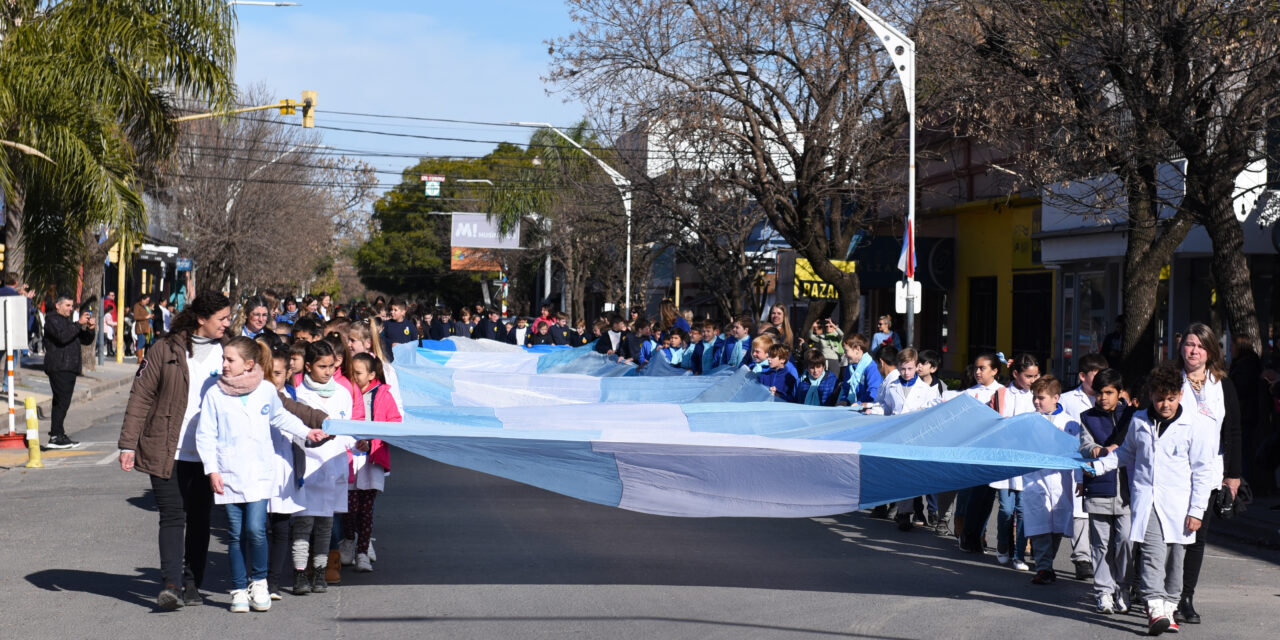 LA BANDERA NOS UNE Y CUBRE CON SU MANTO, PARA QUE TRABAJEMOS UNIDOS