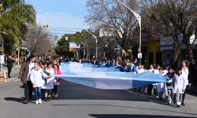 LA BANDERA NOS UNE Y CUBRE CON SU MANTO, PARA QUE TRABAJEMOS UNIDOS