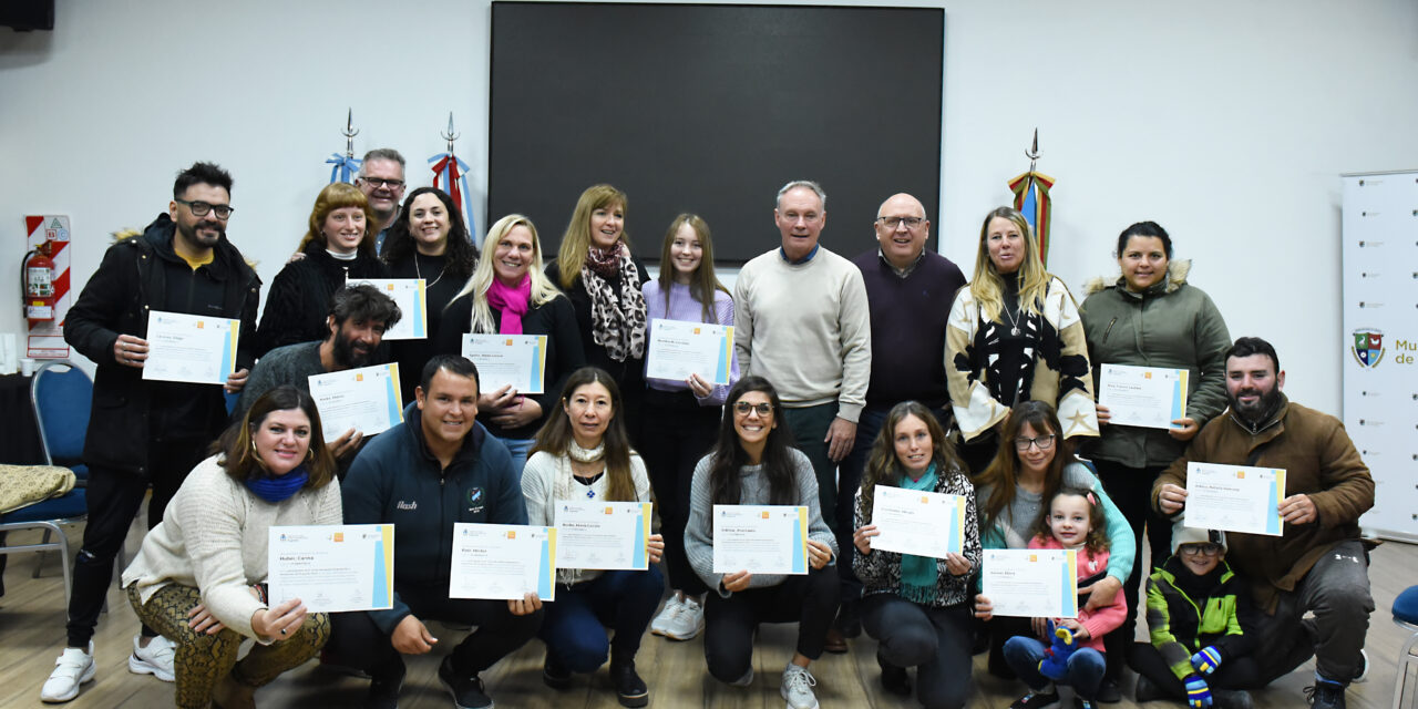 ENTREGA DE CERTIFICADOS DE PARTICIPACIÓN DEL CURSO DE GESTIÓN EMPRESARIAL