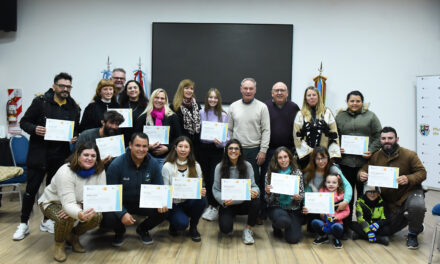 ENTREGA DE CERTIFICADOS DE PARTICIPACIÓN DEL CURSO DE GESTIÓN EMPRESARIAL