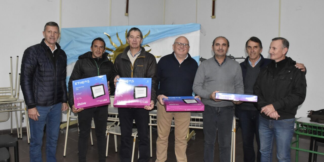 APORTAMOS LUCES PARA EL CAMPO DE DEPORTES DE LA ESCUELA TÉCNICA