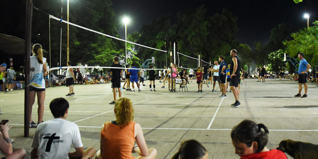 QUINIENTAS PERSONAS VIVEN Y DISFRUTAN LAS NOCHES DE VERANO VOLEY