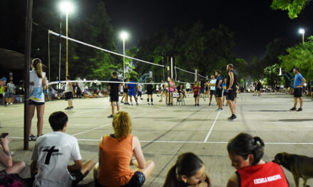 QUINIENTAS PERSONAS VIVEN Y DISFRUTAN LAS NOCHES DE VERANO VOLEY