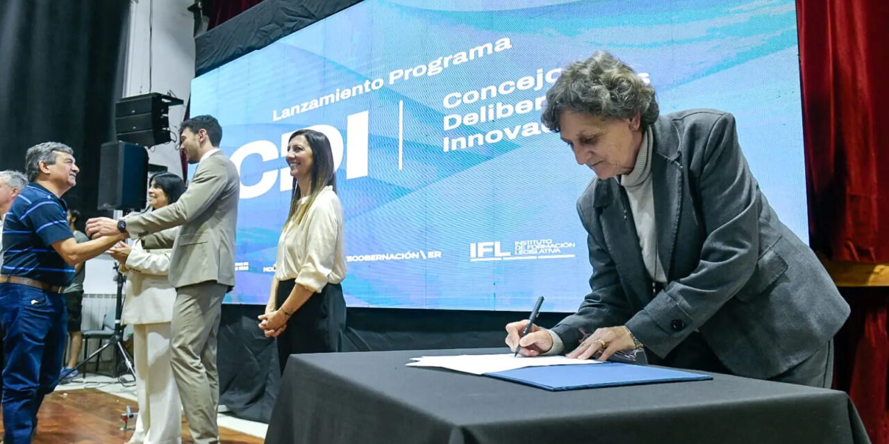 Crespo estuvo presente en el lanzamiento del programa ‘Concejos Deliberantes Innovadores’