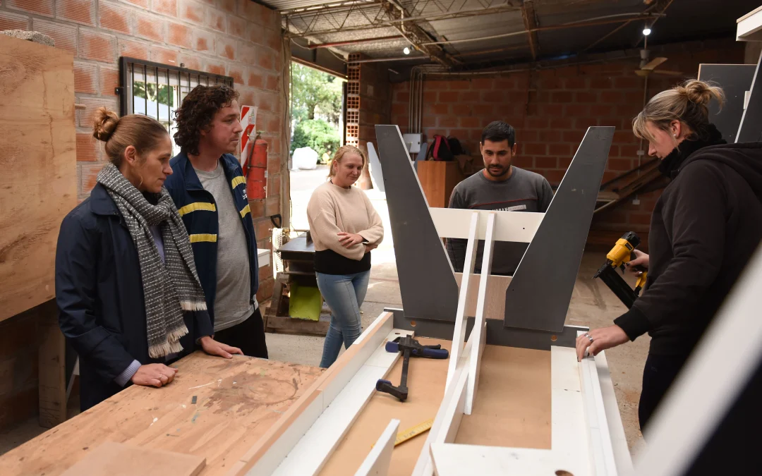 de descarte a diseño: donaciones de madera que se transforman en muebles con sentido