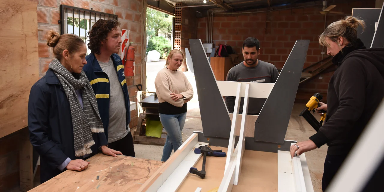 de descarte a diseño: donaciones de madera que se transforman en muebles con sentido