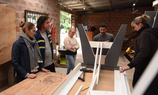 de descarte a diseño: donaciones de madera que se transforman en muebles con sentido
