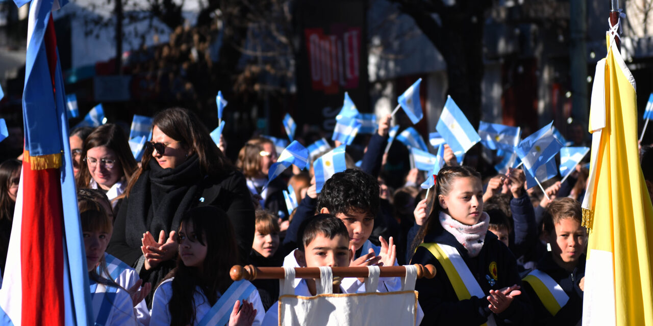 NUESTRA BANDERA REPRESENTA LOS VALORES DE LIBERTAD, RESPETO, SOLIDARIDAD, UNIÓN Y PAZ
