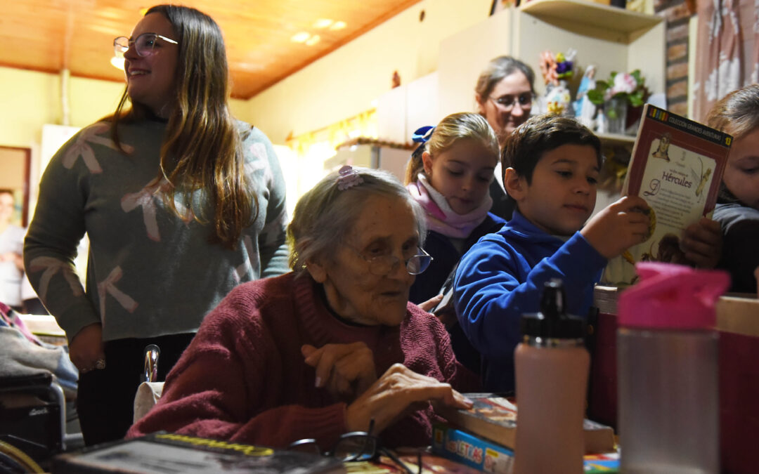 Un gesto de amor y memoria: los niños abrazan a nuestros mayores con canciones y escarapelas