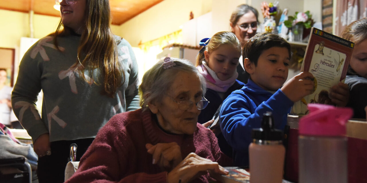 Un gesto de amor y memoria: los niños abrazan a nuestros mayores con canciones y escarapelas