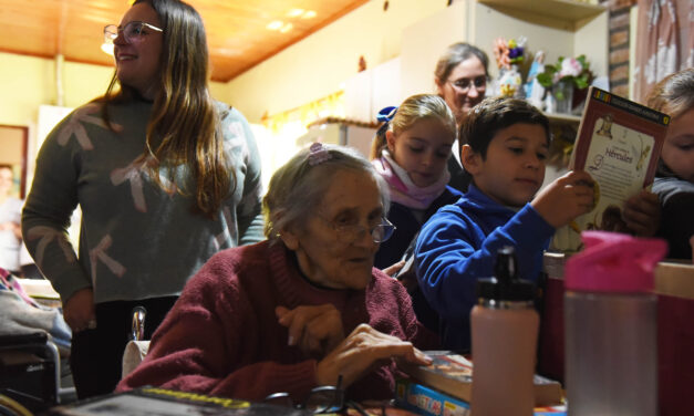 Un gesto de amor y memoria: los niños abrazan a nuestros mayores con canciones y escarapelas