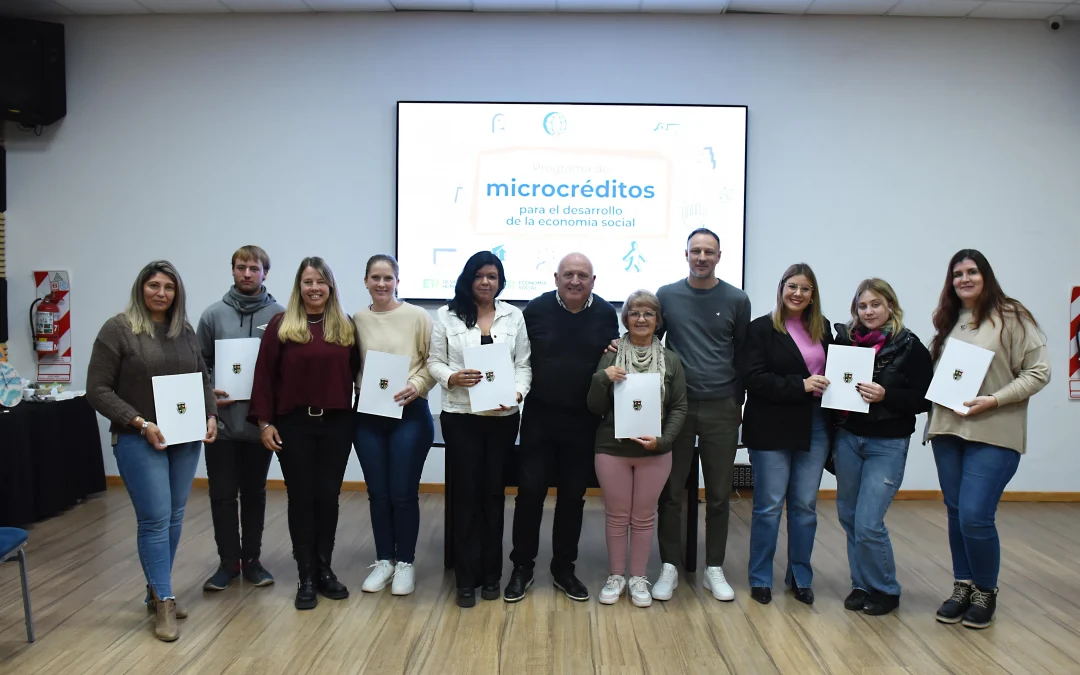 ocho emprendedores firmaron su contrato mutuo en el marco del programa de microcréditos