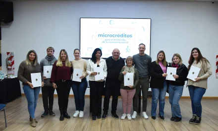 ocho emprendedores firmaron su contrato mutuo en el marco del programa de microcréditos