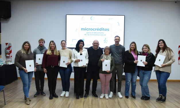 ocho emprendedores firmaron su contrato mutuo en el marco del programa de microcréditos