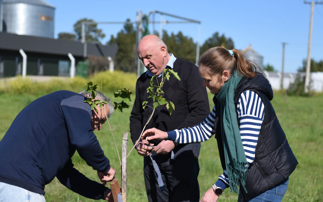 PLANTAMOS 40 ÁRBOLES PARA GENERAR UN PULMÓN VERDE EN EL PARQUE INDUSTRIAL CRESPO