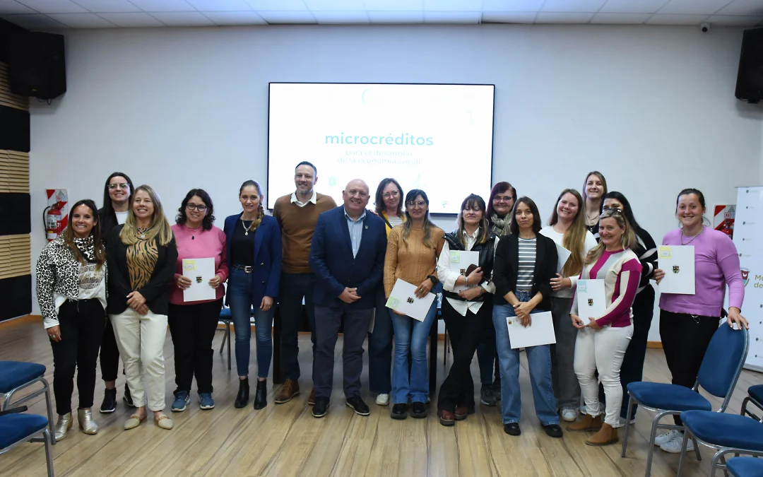 COMPROMETIDOS CON EL FUTURO: ONCE EMPRENDEDORaS FIRMARON SU CONTRATO MUTUO