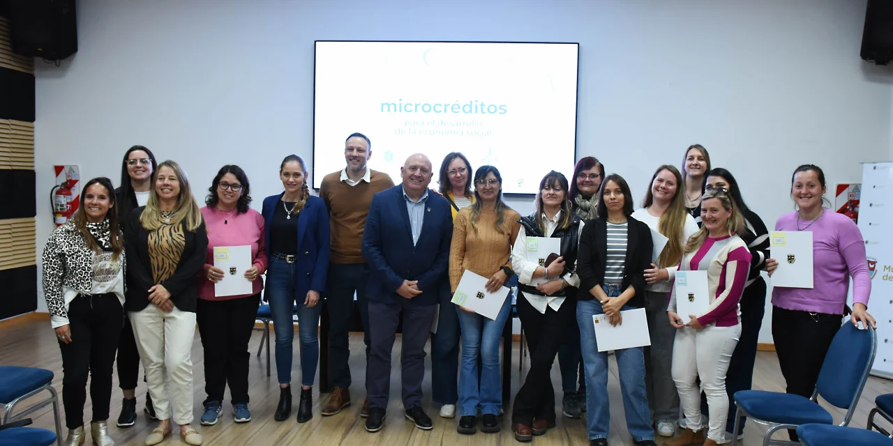COMPROMETIDOS CON EL FUTURO: ONCE EMPRENDEDORaS FIRMARON SU CONTRATO MUTUO