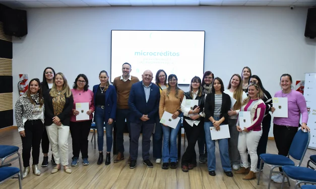 COMPROMETIDOS CON EL FUTURO: ONCE EMPRENDEDORaS FIRMARON SU CONTRATO MUTUO