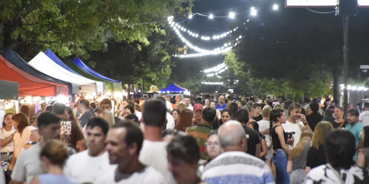 La Feria Navideña arrancó a pleno: emprendedores, comercios y familias colmaron el centro