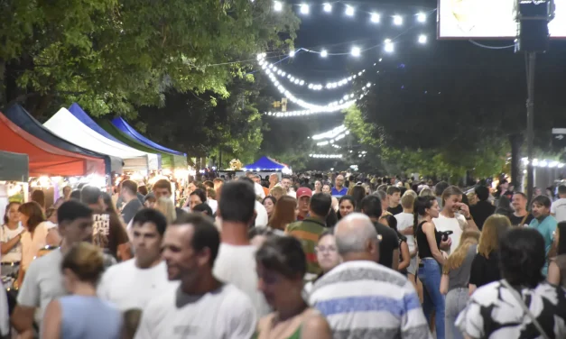 La Feria Navideña arrancó a pleno: emprendedores, comercios y familias colmaron el centro
