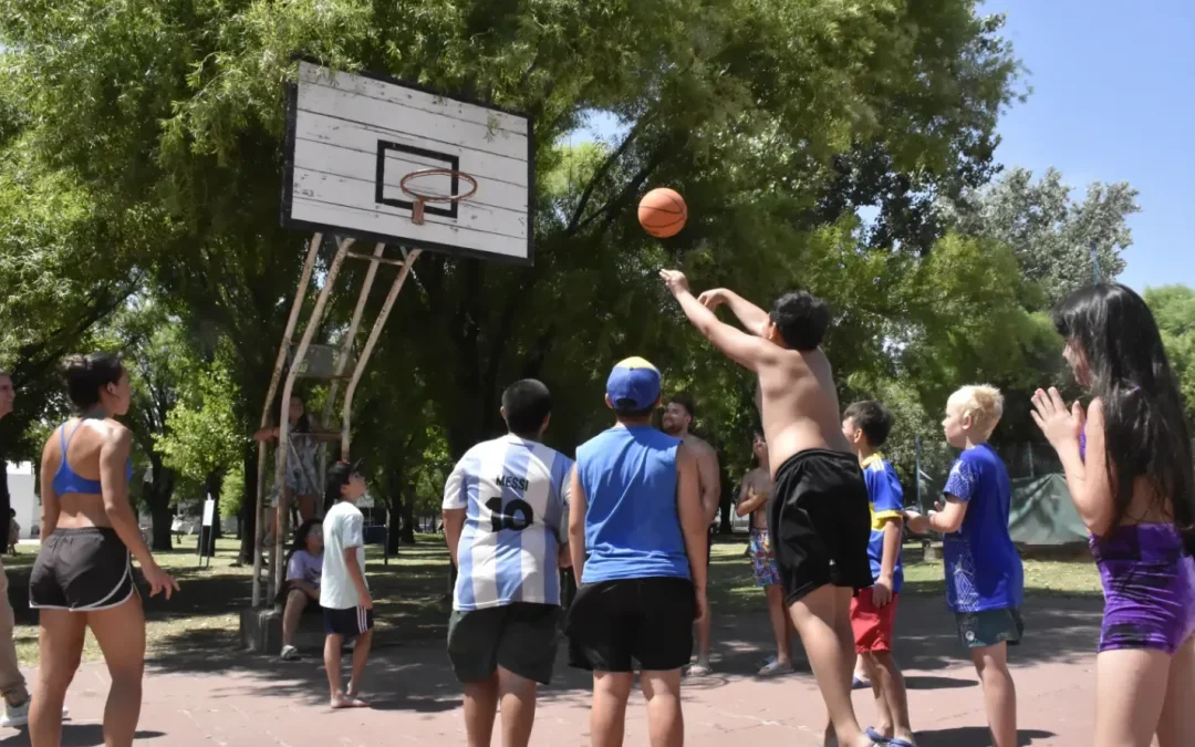 LA COLONIA MUNICIPAL DE VACACIONES CON ACTIVIDADES RECREATIVAS, EDUCATIVAS Y DE NATACIÓN