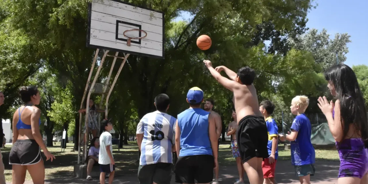 LA COLONIA MUNICIPAL DE VACACIONES CON ACTIVIDADES RECREATIVAS, EDUCATIVAS Y DE NATACIÓN