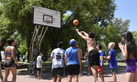 LA COLONIA MUNICIPAL DE VACACIONES CON ACTIVIDADES RECREATIVAS, EDUCATIVAS Y DE NATACIÓN