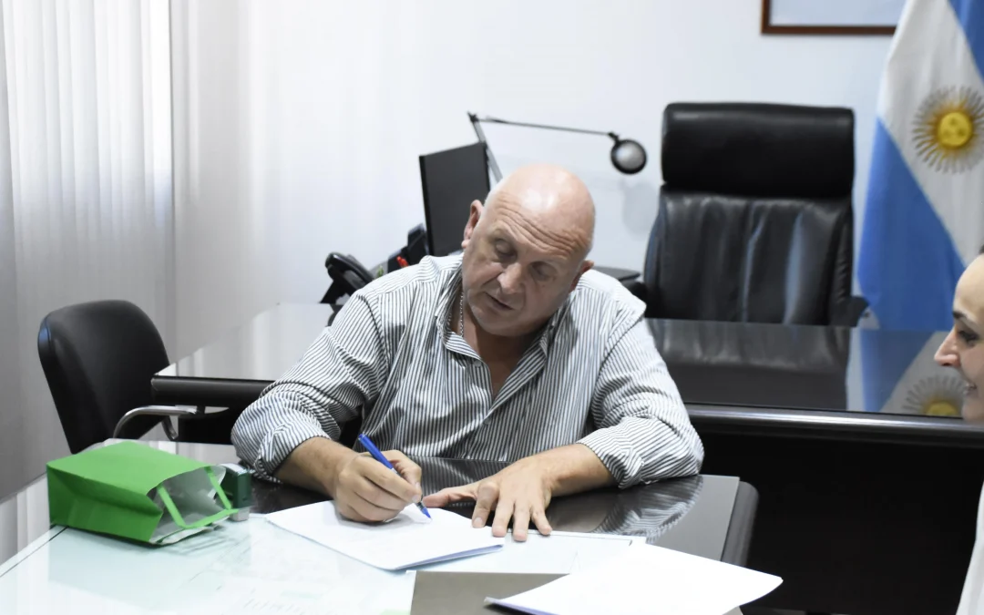 Se firmó un convenio con la Universidad Siglo 21 que amplía las oportunidades de formación para el personal municipal y sus familias