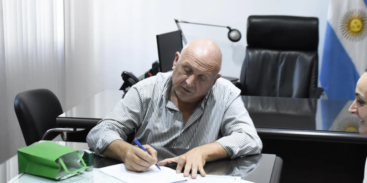 Se firmó un convenio con la Universidad Siglo 21 que amplía las oportunidades de formación para el personal municipal y sus familias