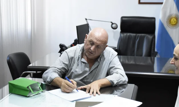 Se firmó un convenio con la Universidad Siglo 21 que amplía las oportunidades de formación para el personal municipal y sus familias