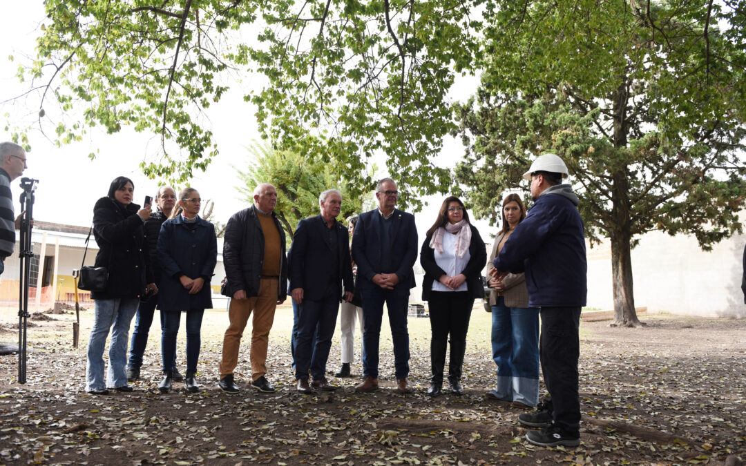 HITO EN LA OBRA PÚBLICA: COMENZÓ LA AMPLIACIÓN CON LADRILLOS PET EN LA ESCUELA Nº 105 ‘PATRIA LIBRE’