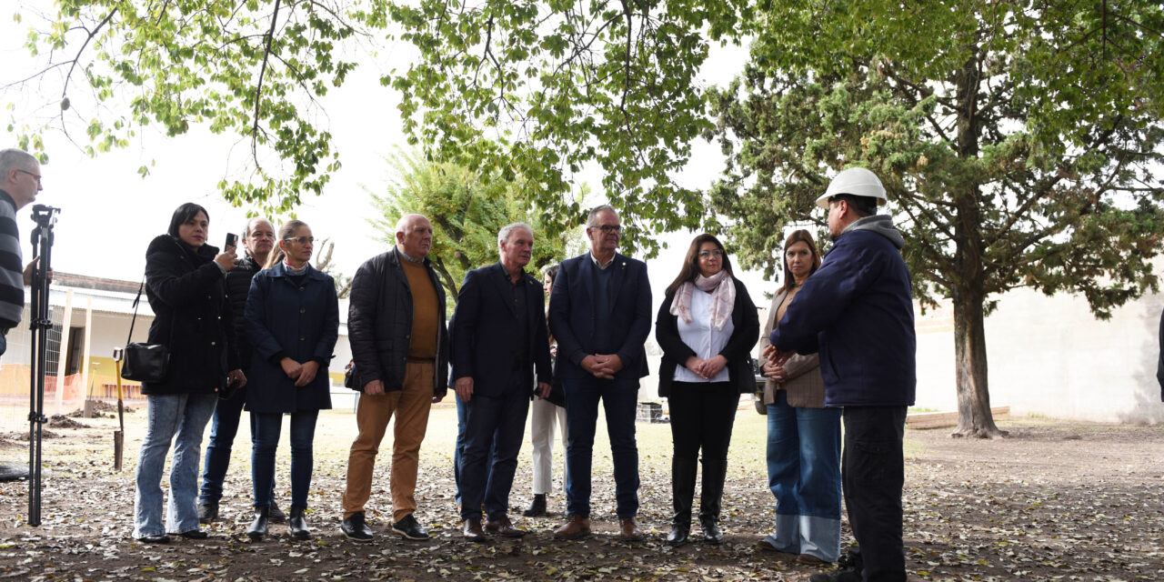 HITO EN LA OBRA PÚBLICA: COMENZÓ LA AMPLIACIÓN CON LADRILLOS PET EN LA ESCUELA Nº 105 ‘PATRIA LIBRE’