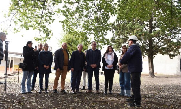 HITO EN LA OBRA PÚBLICA: COMENZÓ LA AMPLIACIÓN CON LADRILLOS PET EN LA ESCUELA Nº 105 ‘PATRIA LIBRE’