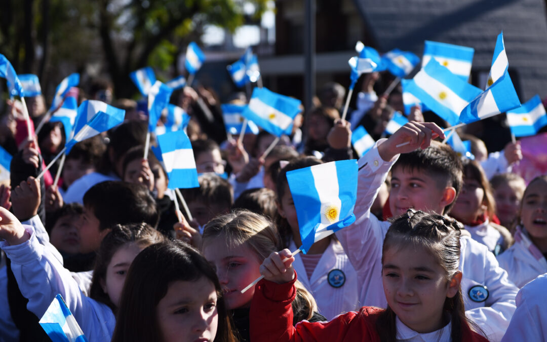 NUESTRA BANDERA ARGENTINA, SÍMBOLO DE UNIDAD, RESPETO Y ESPERANZA PARA LAS GENERACIONES PRESENTES Y FUTURAS