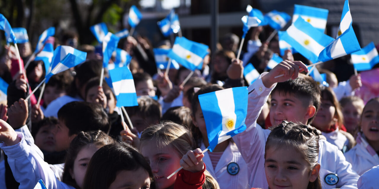 NUESTRA BANDERA ARGENTINA, SÍMBOLO DE UNIDAD, RESPETO Y ESPERANZA PARA LAS GENERACIONES PRESENTES Y FUTURAS