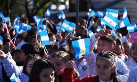 NUESTRA BANDERA ARGENTINA, SÍMBOLO DE UNIDAD, RESPETO Y ESPERANZA PARA LAS GENERACIONES PRESENTES Y FUTURAS