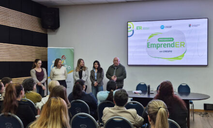 Crespo fortalece su perfil emprendedor: 25 vecinos completaron el Programa EmprendER