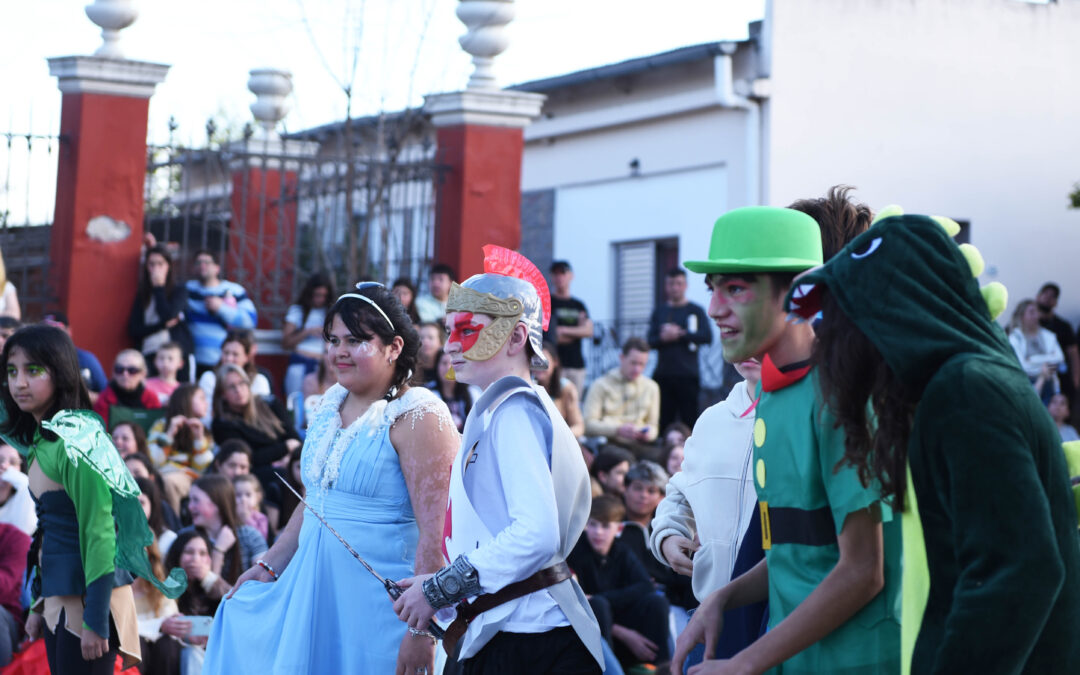 La Estudiantina 2026 continúa con el desfile de carrozas y coreografías