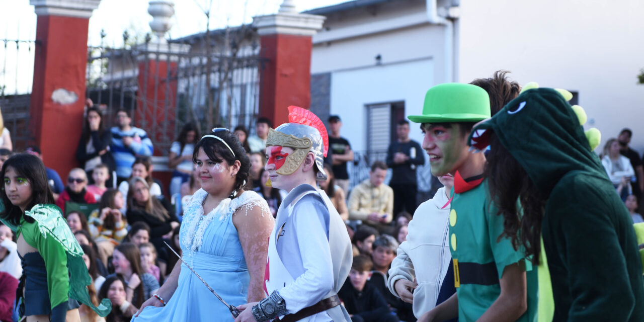 La Estudiantina 2026 continúa con el desfile de carrozas y coreografías