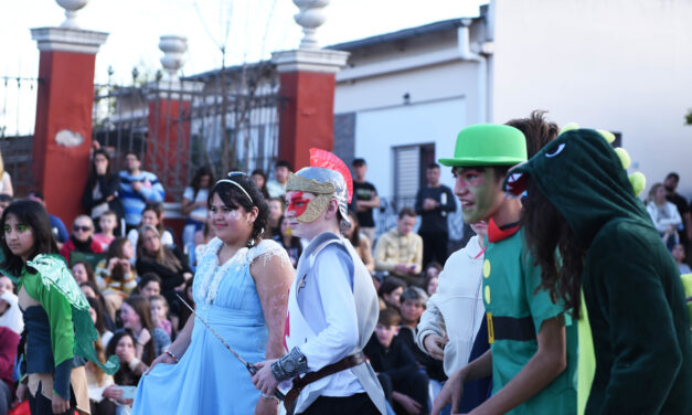 La Estudiantina 2026 continúa con el desfile de carrozas y coreografías